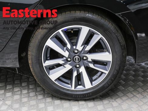 Used 2023 Nissan Versa SV image 8