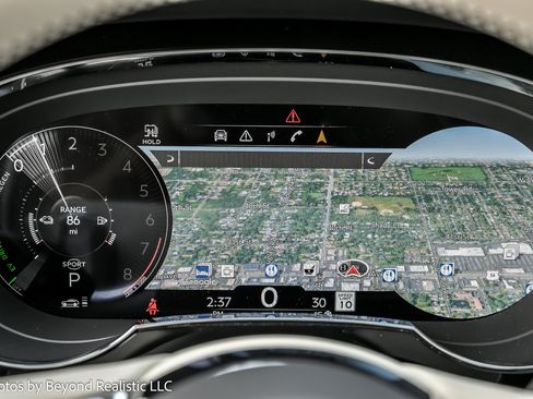 Used 2023 Bentley Bentayga Plug-In Hybrid image 34