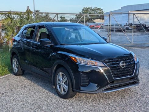 Used 2023 Nissan Kicks S FWD image 3