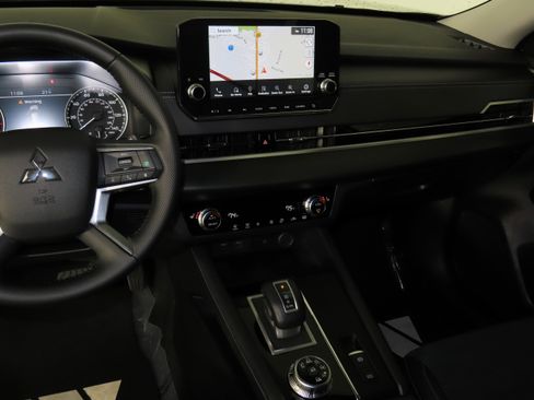 Used 2024 Mitsubishi Outlander SE image 53
