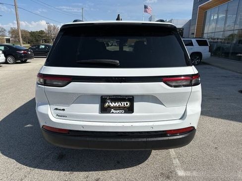 Used 2024 Jeep Grand Cherokee Altitude AWD/4WD image 8