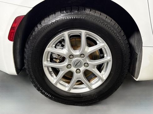 Used 2023 Chrysler Pacifica Touring FWD image 33