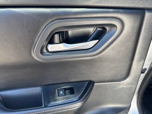 Used 2025 Nissan Rogue SV FWD image 31