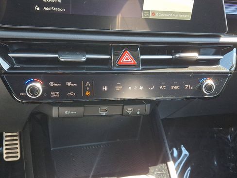 Certified 2025 Kia Niro EX Touring image 14