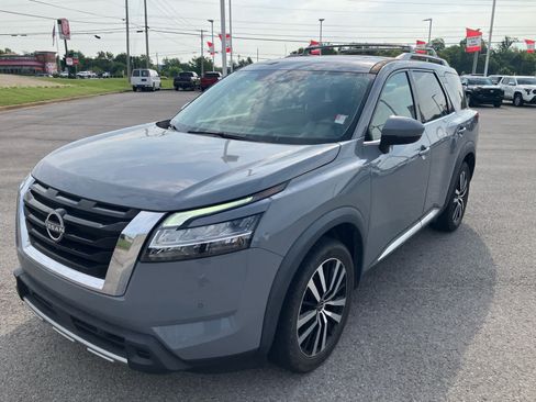 Used 2023 Nissan Pathfinder Platinum AWD/4WD image 3