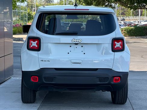 Used 2023 Jeep Renegade Latitude AWD/4WD image 4