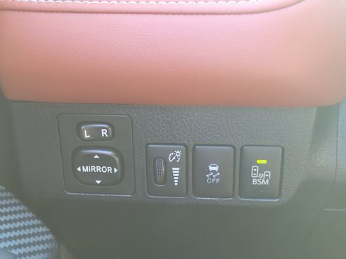 Used 2015 Toyota RAV4 Limited image 26