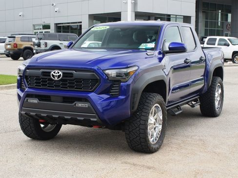 Used 2025 Toyota Tacoma TRD Off-Road AWD/4WD image 2