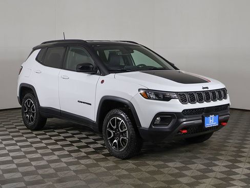 Used 2025 Jeep Compass Trailhawk AWD/4WD image 2