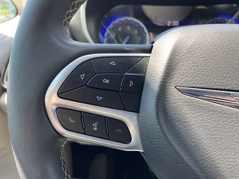 Used 2024 Chrysler Pacifica Touring-L FWD image 7