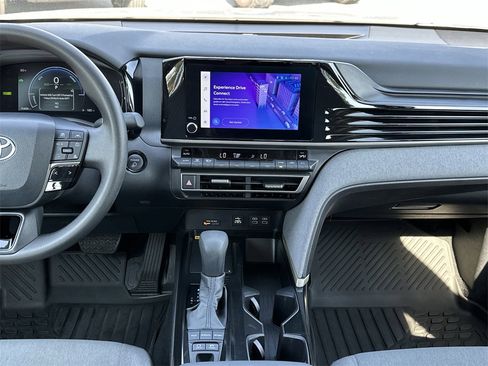 Used 2025 Toyota Camry LE image 14