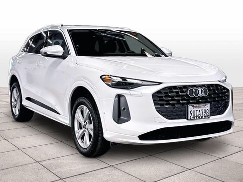 Certified 2025 Audi Q5 Premium AWD/4WD image 2