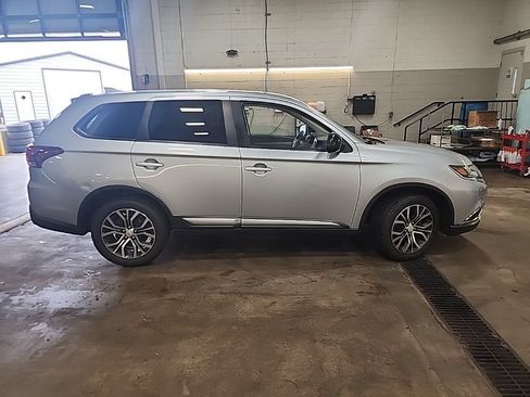 Used 2017 Mitsubishi Outlander ES AWD/4WD image 4