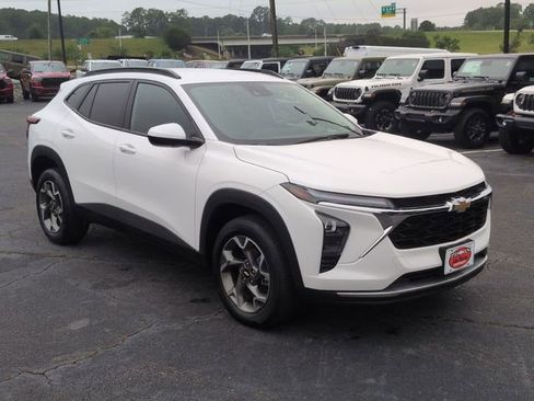 Used 2025 Chevrolet Trax LT w/ LT Convenience Package FWD image 2
