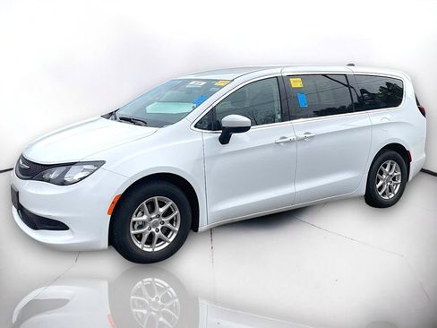Used 2023 Chrysler Voyager LX FWD image 2