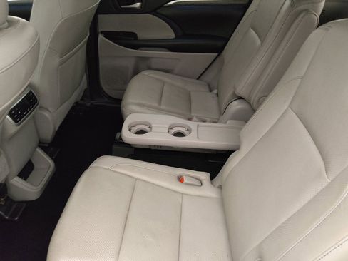 Used 2018 Toyota Highlander Limited Platinum FWD image 18