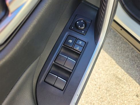 Used 2021 Toyota RAV4 XLE Premium image 15