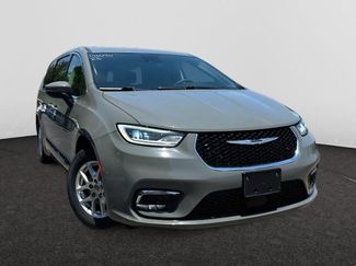 Used 2023 Chrysler Pacifica Touring-L FWD video 1