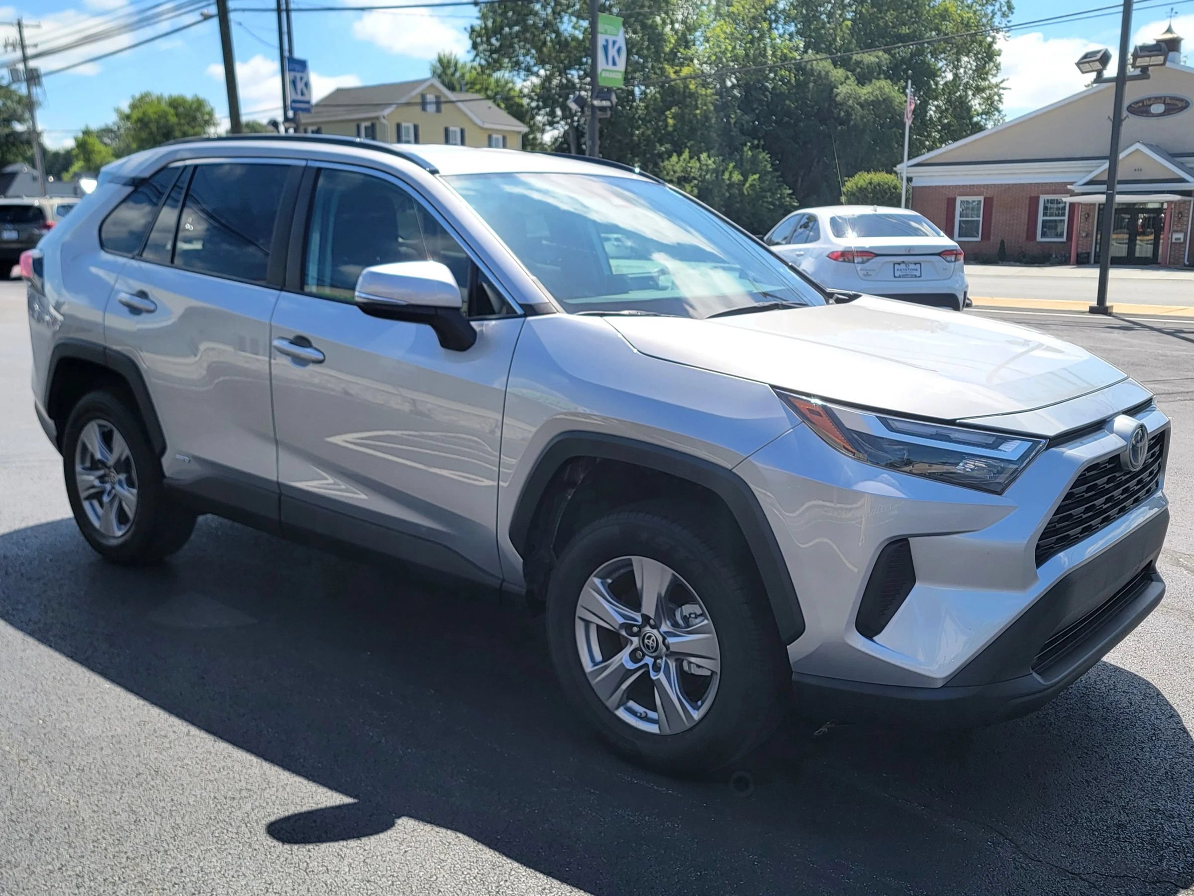 Used 2023 Toyota RAV4 LE AWD/4WD image 3