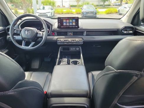 Certified 2025 Honda Pilot Touring image 2