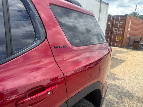 Used 2023 GMC Acadia SLE w/ Driver Convenience Package FWD image 18