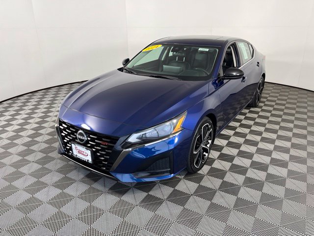 Used 2024 Nissan Altima 2.5 SR w/ SR Premium Package FWD image 3