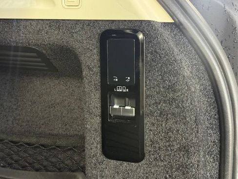 Used 2025 Land Rover Range Rover SE AWD/4WD image 19