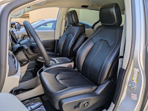 Used 2024 Chrysler Pacifica Touring-L image 23