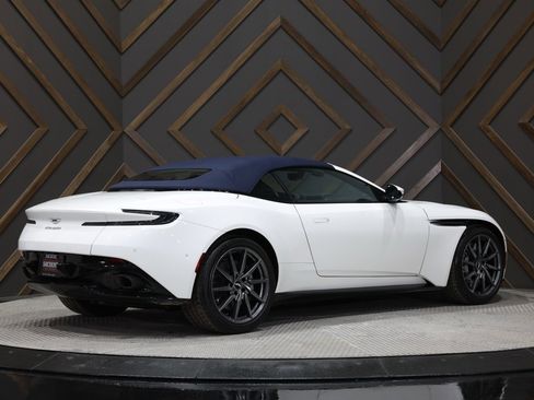 Used 2019 Aston Martin DB11 Volante image 25