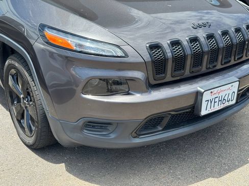 Used 2017 Jeep Cherokee Sport FWD image 2