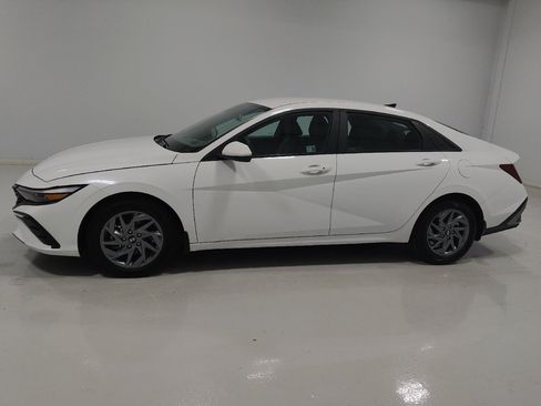Used 2024 Hyundai Elantra SEL FWD image 2