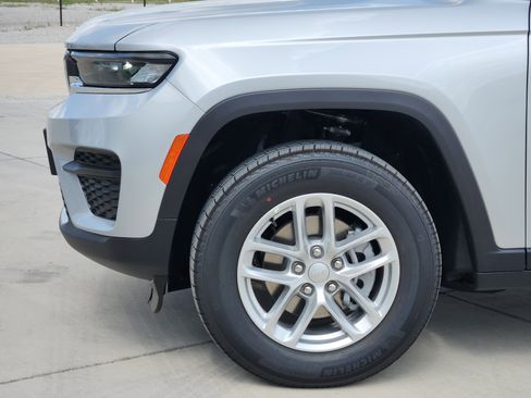New 2026 Jeep Grand Cherokee Laredo AWD/4WD image 6