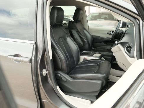 Used 2023 Chrysler Pacifica Touring-L image 27