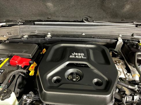 Used 2022 Jeep Wrangler Unlimited Sahara w/ Cold Weather Group AWD/4WD image 31
