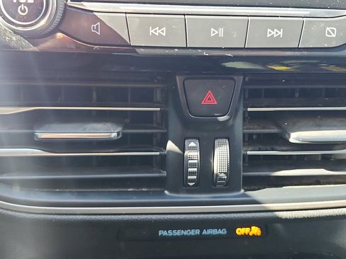 Used 2021 Ford Escape SE w/ SE Sport Appearance Package image 21