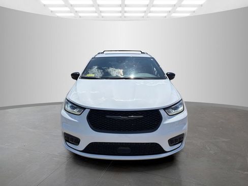 Used 2025 Chrysler Pacifica Limited FWD image 9