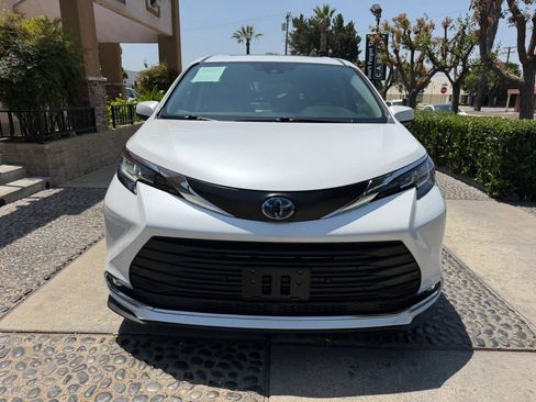 Used 2023 Toyota Sienna XLE FWD image 2