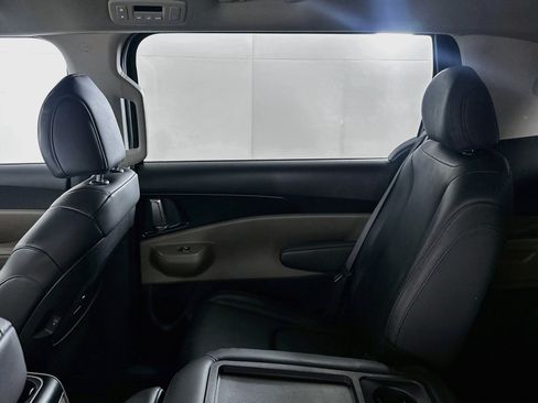 Used 2025 Kia Carnival FWD image 31