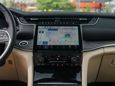 New 2025 Jeep Grand Cherokee Limited image 16