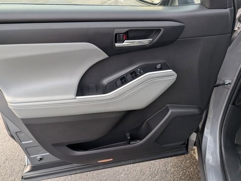 Used 2026 Toyota Highlander XLE image 15