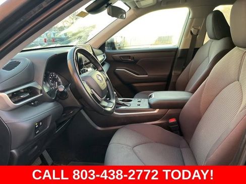 Used 2024 Toyota Highlander LE FWD image 7