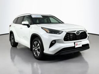 Used 2023 Toyota Highlander XLE AWD/4WD video 1