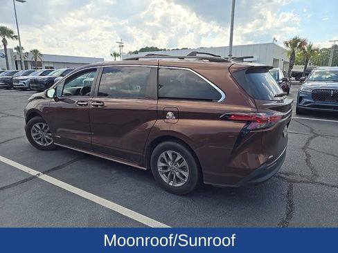 Used 2021 Toyota Sienna XLE AWD/4WD image 5