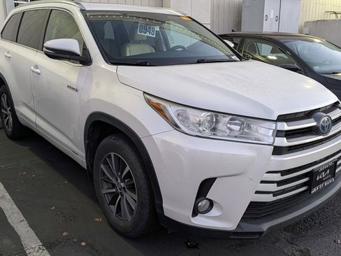 Used 2017 Toyota Highlander XLE image 3