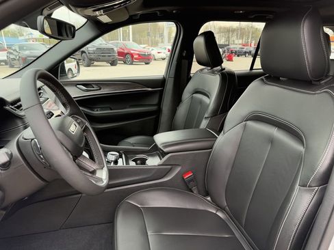 Used 2024 Jeep Grand Cherokee Limited w/ Black Appearance Package image 32