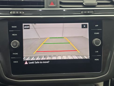 Used 2023 Volkswagen Tiguan SE w/ Panoramic Sunroof Package FWD image 23