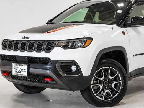 Used 2025 Jeep Compass Trailhawk AWD/4WD image 2