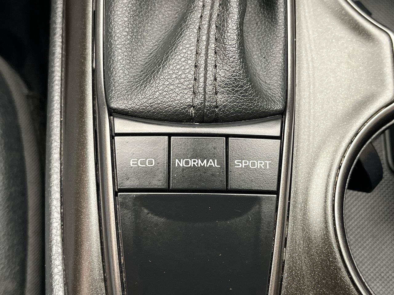 Used 2022 Toyota Camry SE w/ Carpet Mat Package (TMS) FWD image 14