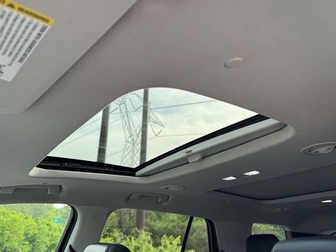 Used 2021 Chevrolet Traverse Premier FWD image 23