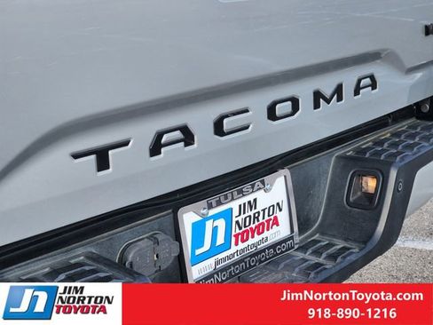 Used 2018 Toyota Tacoma TRD Off-Road image 12